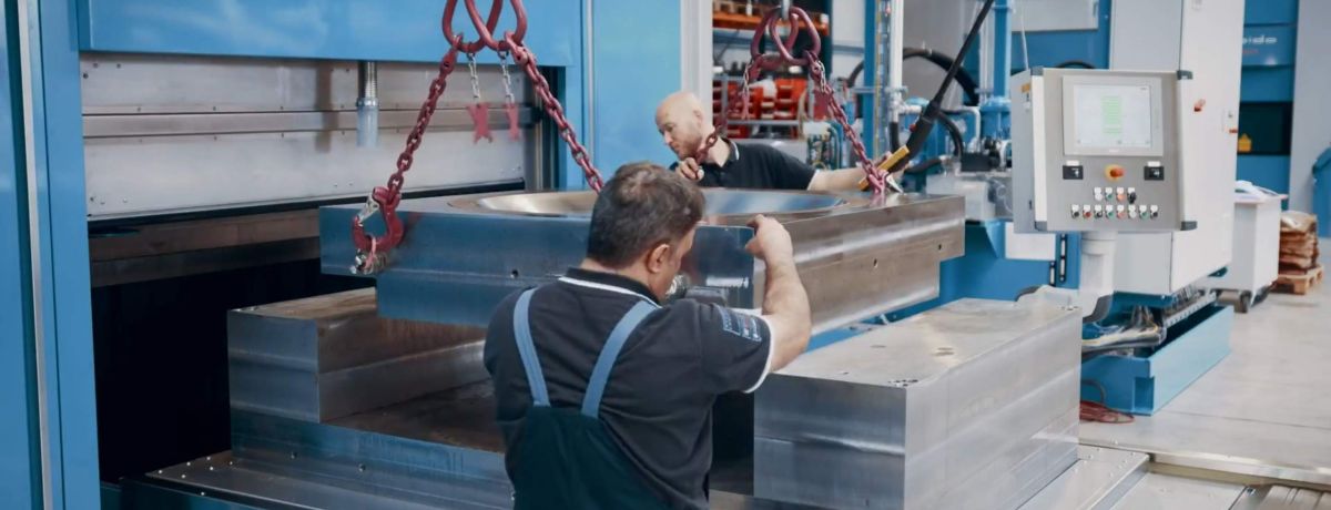 Zwei Fluid Forming Mitarbeiter nutzen das Hydroforming Umformverfahren zur Herstellung von Formteilen aus Metall mit dem FormBalancer
