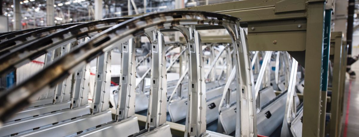 Formteile für Autotüren durch Blechumformung hergestellt und im Werk als Teil der Autoherstellung aufgereiht